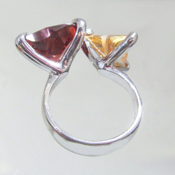 (r1071)Silver ring with 2 triangular stones.